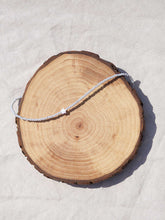 Cargar imagen en el visor de la galería, Estrella mini nácar con cuentas de cristal 2mm gris de 37 cm con extensión para poder colocar a diferentes medidas.
