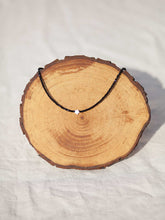 Cargar imagen en el visor de la galería, Estrella mini nácar con cuentas de cristal 2mm negro de 37 cm con extensión para poder colocar a diferentes medidas.
