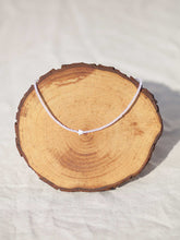 Cargar imagen en el visor de la galería, Estrella mini nácar con cuentas de cristal 2mm rosa palo de 37 cm con extensión para poder colocar a diferentes medidas.
