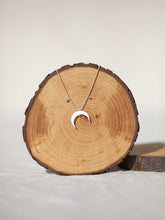 Cargar imagen en el visor de la galería, Collar oro media luna nacar de 25x5mm con cadena de bolitas de 1,2mm bañada en oro mate de 42cm de largo y detalle de cristal verde mar 2mm con extensión.

