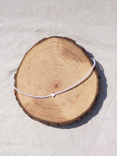 Cargar imagen en el visor de la galería, Estrella mini nácar con cuentas de cristal 2mm rosa palo de 37 cm con extensión para poder colocar a diferentes medidas.
