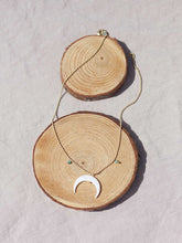 Cargar imagen en el visor de la galería, Collar oro media luna nacar de 25x5mm con cadena de bolitas de 1,2mm bañada en oro mate de 42cm de largo y detalle de cristal verde mar 2mm con extensión.
