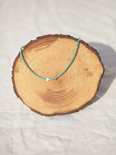 Cargar imagen en el visor de la galería, Estrella mini nácar con cuentas de cristal 2mm verde mar de 37 cm con extensión para poder colocar a diferentes medidas.
