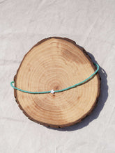 Cargar imagen en el visor de la galería, Estrella mini nácar con cuentas de cristal 2mm verde mar de 37 cm con extensión para poder colocar a diferentes medidas.
