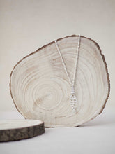 Cargar imagen en el visor de la galería, Collar de bolitas de madera natural con pez de zamak color plata mate
