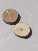 Cargar imagen en el visor de la galería, Collar pez mini relieve Plata brillo con cadena sencilla de 0,7mm de latón bañada en Plata y 37cm de largo con extensión para diferentes medidas.
