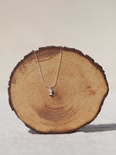Cargar imagen en el visor de la galería, Collar pez mini plano Plata brillo con cadena sencilla de 0,7mm de latón bañada en Plata y 37 cm de largo con extensión para diferentes medidas.
