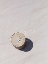 Cargar imagen en el visor de la galería, Collar pez mini plano Plata brillo con cadena sencilla de 0,7mm de latón bañada en Plata y 37 cm de largo con extensión para diferentes medidas.
