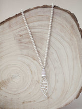 Cargar imagen en el visor de la galería, Collar de bolitas de madera natural con pez de zamak color plata mate
