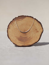 Cargar imagen en el visor de la galería, Collar palito curvado 2x2x50mm plata mate con cordón de seda japonesa de 37 cm de largo y extensión para diferentes medidas.
