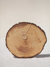 Cargar imagen en el visor de la galería, Collar círculo de 22mm plata mate con cadena sencilla 0,7mm de latón bañada en Plata y un largo de 37 cm con extensión para diferentes medidas.
