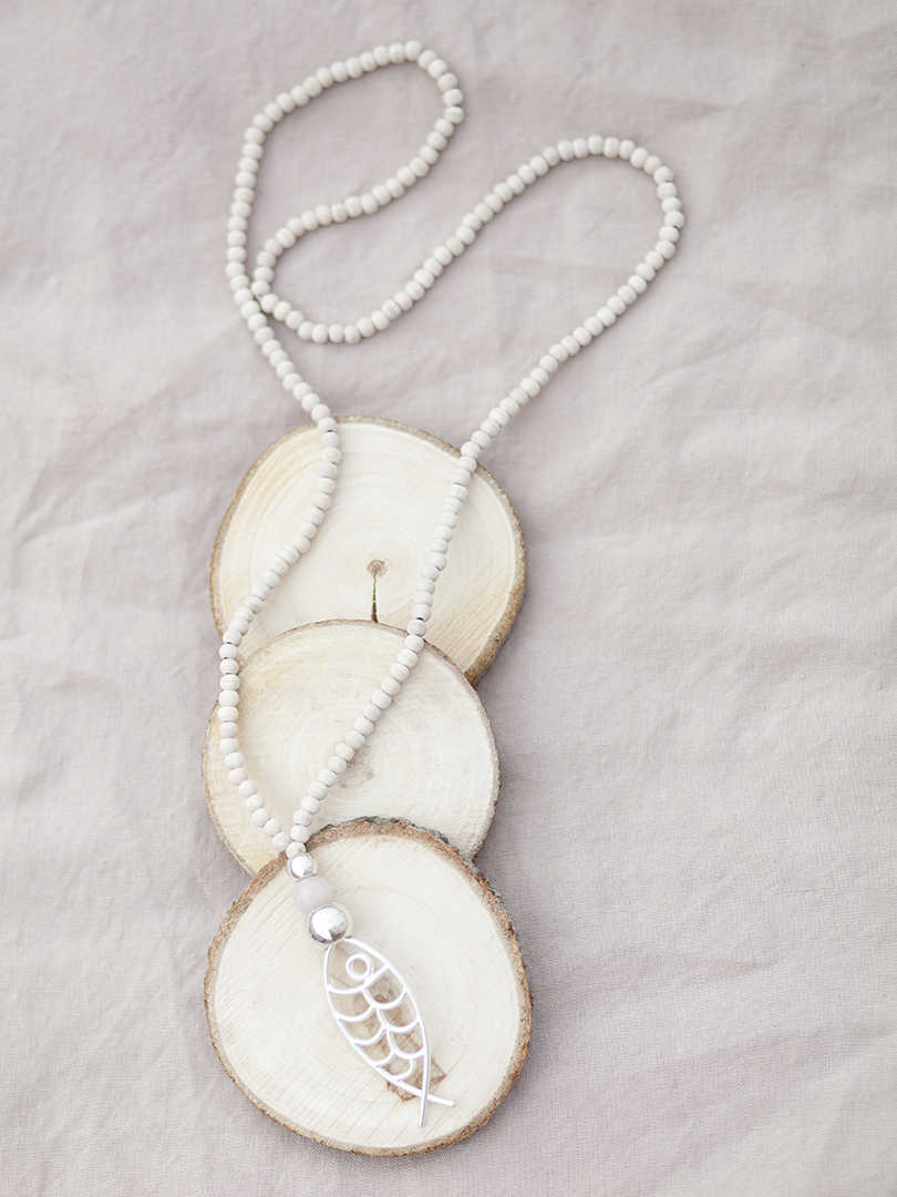 Collar de bolitas de madera natural con pez de zamak color plata mate