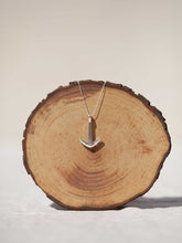 Cargar imagen en el visor de la galería, Collar de ancla 34x23mm plata brillo con cadena sencilla 0,7mm de latón bañada en Plata y un largo de 57 cm con extensión para poder colocar a diferentes medidas.
