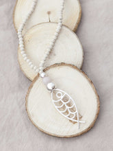 Cargar imagen en el visor de la galería, Collar de bolitas de madera natural con pez de zamak color plata mate
