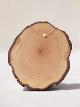 Cargar imagen en el visor de la galería, Collar oro estrella nacar, cadena sencilla 0,7mm bañada en oro y 37cm de largo con extensión para poder colocar a diferentes medidas.
