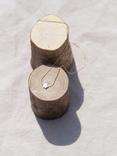 Cargar imagen en el visor de la galería, Collar oro estrella nacar, cadena sencilla 0,7mm bañada en oro y 37cm de largo con extensión para poder colocar a diferentes medidas.
