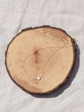 Cargar imagen en el visor de la galería, Collar oro estrella nacar, cadena sencilla 0,7mm bañada en oro y 37cm de largo con extensión para poder colocar a diferentes medidas.
