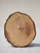 Cargar imagen en el visor de la galería, Collar oro chapa de 12mm oro mate y bolita cristal verde mar 2mm, cadena sencilla 0,7mm bañada en oro y 37cm de largo, con extensión.
