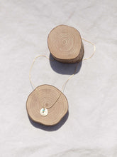 Cargar imagen en el visor de la galería, Collar oro chapa de 12mm oro mate y bolita cristal verde mar 2mm, cadena sencilla 0,7mm bañada en oro y 37cm de largo, con extensión.
