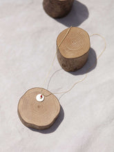 Cargar imagen en el visor de la galería, Collar oro chapa de 12mm oro mate y bolita cristal rojo 2mm, cadena sencilla 0,7mm bañada en oro y 37cm de largo, con extensión.
