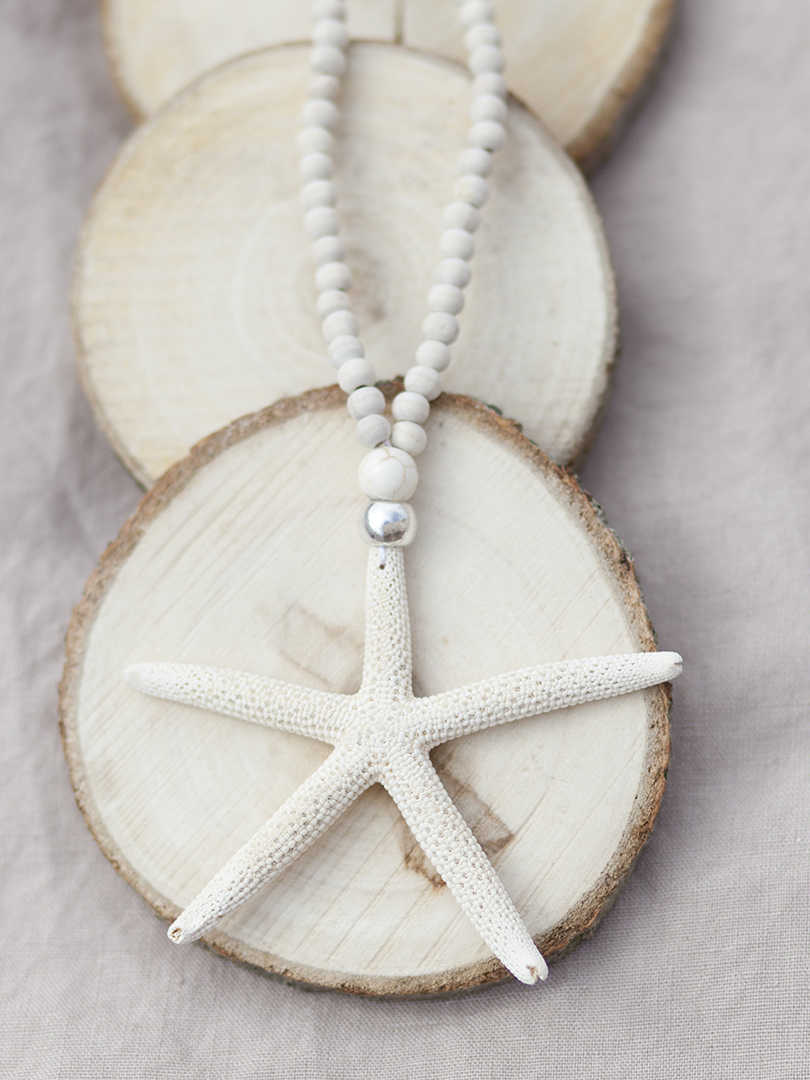 collar bolitas de madera con estrella de mar natural