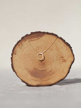 Cargar imagen en el visor de la galería, Collar oro circulo mate de 19mm con cadena sencilla 0,7mm bañada en oro y 37cm de largo con extensión para poder colocar a diferentes medidas.
