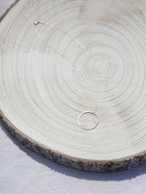 Cargar imagen en el visor de la galería, Collar oro círculo maxi 35mm brillo con cadena sencilla 0,7mm bañada en oro y 47 cm de largo con extensión para poder colocar a diferentes medidas.
