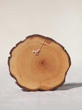 Cargar imagen en el visor de la galería, Collar oro arbol de la vida rosa de 7mm oro mate con cuentas rosa, cadena sencilla 0,7mm bañada en oro y 37 cm de largo con extensión.
