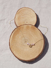 Cargar imagen en el visor de la galería, Collar oro arbol de la vida rosa de 7mm oro mate con cuentas rosa, cadena sencilla 0,7mm bañada en oro y 37 cm de largo con extensión.
