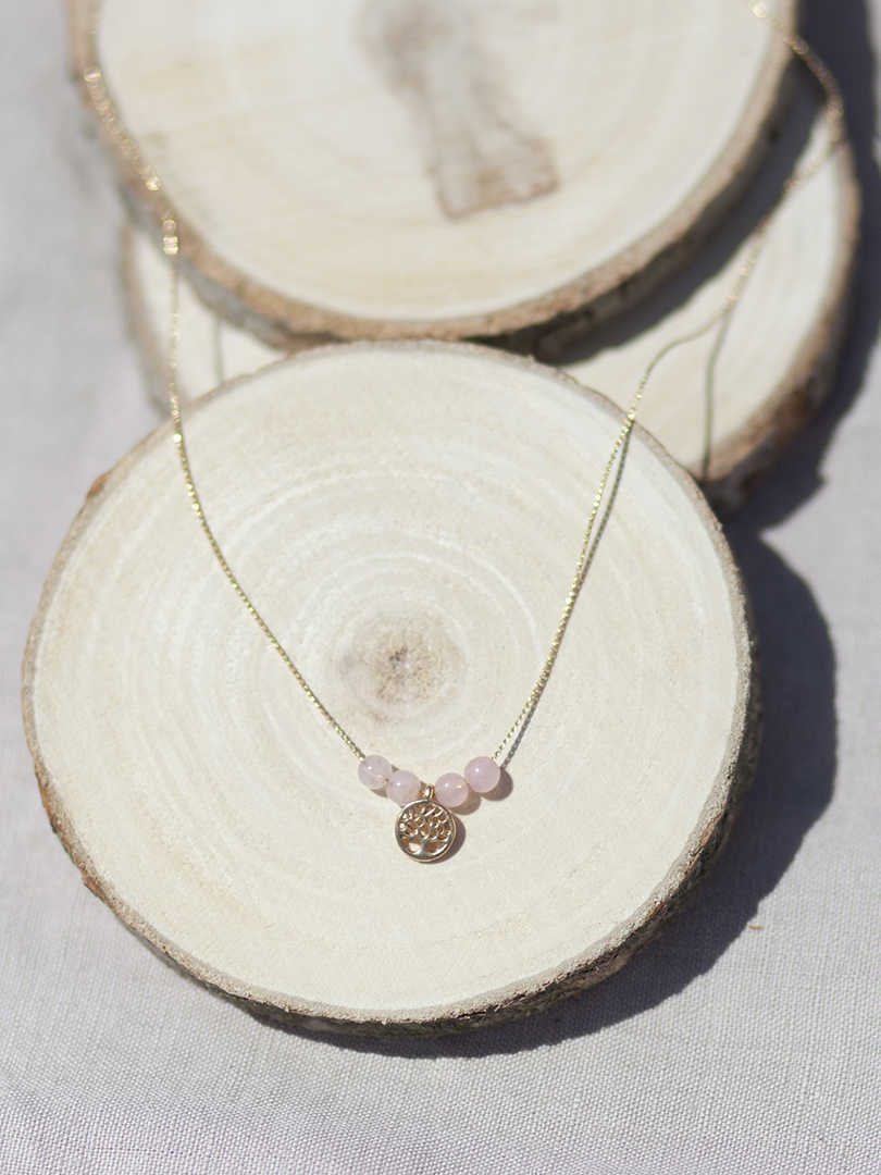 Collar oro arbol de la vida rosa de 7mm oro mate con cuentas rosa, cadena sencilla 0,7mm bañada en oro y 37 cm de largo con extensión.