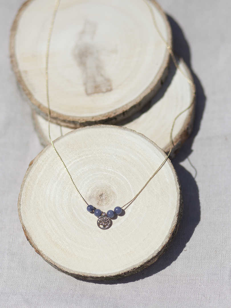Collar oro arbol de la vida gris de 7mm oro mate con cuentas gris, cadena sencilla 0,7mm bañada en oro y 37 cm de largo con extensión.