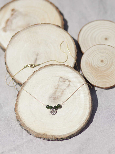 Collar oro arbol de la vida verde de 7mm oro mate con cuentas verde botella, cadena sencilla 0,7mm bañada en oro y 37 cm de largo con extensión.