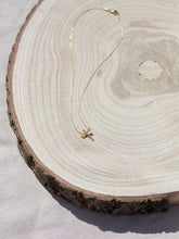 Cargar imagen en el visor de la galería, Collar oro libelula pequeña 13x16mm oro mate con cadena de 0,7mm bañada en oro y 37 cm de largo con extensión para poder colocar a diferentes medidas.
