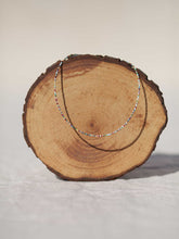 Cargar imagen en el visor de la galería, Collar oro miyuki colorin, cristal japonés multicolor con hilo de acero de 37 cm con extensión para poder colocar a diferentes medidas.
