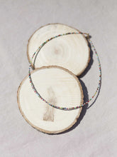 Cargar imagen en el visor de la galería, Collar oro miyuki colorin, cristal japonés multicolor con hilo de acero de 37 cm con extensión para poder colocar a diferentes medidas.
