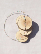 Cargar imagen en el visor de la galería, Collar oro miyuki colorin, cristal japonés multicolor con hilo de acero de 37 cm con extensión para poder colocar a diferentes medidas.
