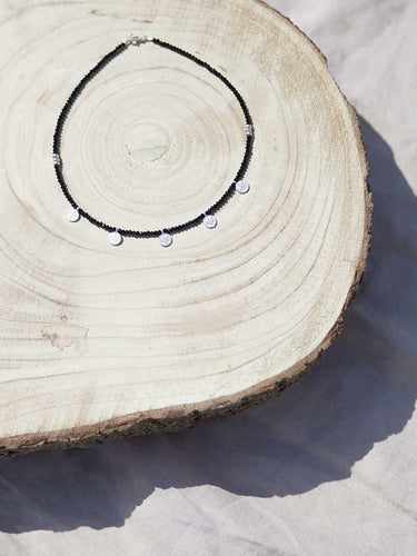 Collar negro de 2mm con monedas turcas de 10x7mm plata mate con cadena de cuentas de cristal negro 2mm y un largo de 39cm con extensión para diferentes medidas.