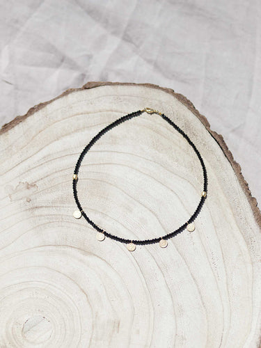 Collar oro monedas negro, monedas turcas de 10x7mm plata mate con cadena de cuentas de cristal negro 2mm y un largo de 39cm con extensión.