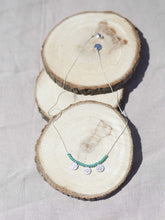 Cargar imagen en el visor de la galería, Collar de monedas turcas en plata mate de 10x7mm y cristal verde mar de 2mm con cadena sencilla 0,7mm de latón bañada en plata y largo de 37cm con extensión para colocar a diferentes medidas.
