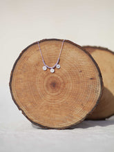 Cargar imagen en el visor de la galería, Collar de monedas turcas en plata mate de 10x7mm y cristal lila de 2mm con cadena sencilla 0,7mm de latón bañada en plata y largo de 37cm con extensión para colocar a diferentes medidas.
