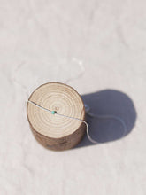 Cargar imagen en el visor de la galería, Collar minimal cuenta de cristal de 2mm verde mar con cadena sencilla 0,7mm de latón bañada en Plata y un largo de 37 cm con extensión para colocar a diferentes medidas.
