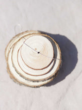 Cargar imagen en el visor de la galería, Collar minimal cuenta de cristal de 2mm negro con cadena sencilla 0,7mm de latón bañada en Plata y un largo de 37 cm con extensión para colocar a diferentes medidas.

