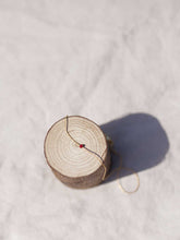 Cargar imagen en el visor de la galería, Collar minimal cuenta de cristal de 2mm granate con cadena sencilla 0,7mm de latón bañada en oro y un largo de 37 cm con extensión para colocar a diferentes medidas.
