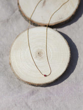 Cargar imagen en el visor de la galería, Collar minimal cuenta de cristal de 2mm granate con cadena sencilla 0,7mm de latón bañada en oro y un largo de 37 cm con extensión para colocar a diferentes medidas.
