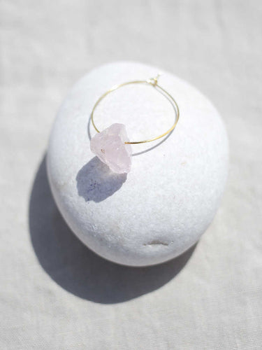 Pendientes de aro de 30mm bañados en Oro con detalle piedra Cuarzo rosa en roca.