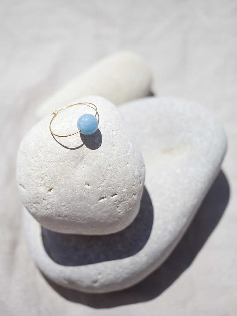 Pendientes de aro de 30mm bañados en Oro con detalle bola cristal azúl.