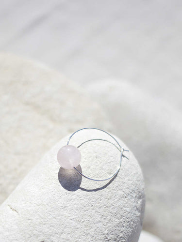 Pendientes aro de 30mm bañados en plata con bola de cuarzo rosa.