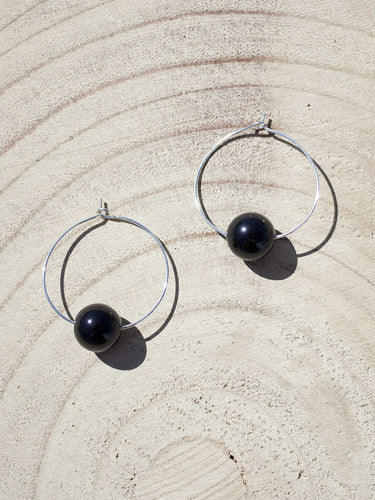 Pendientes aro de 30mm bañados en plata con bola de ónix negro