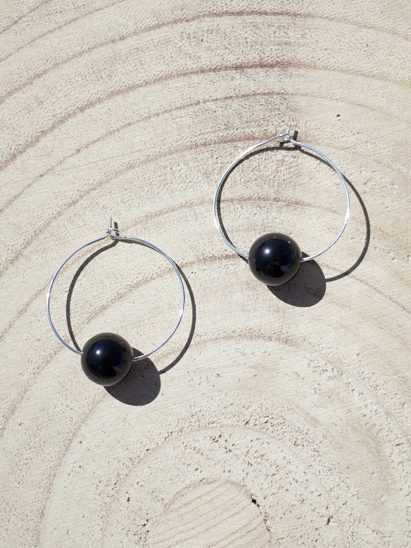 Pendientes aro de 30mm bañados en plata con bola de ónix negro
