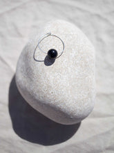Cargar imagen en el visor de la galería, Pendientes aro de 30mm bañados en plata con bola de ónix negro
